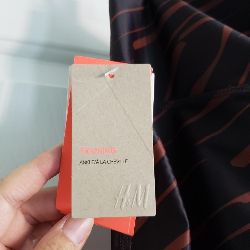 *SALE* H&M Sport Leggings - Picture 4 of 4
